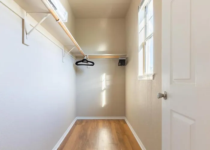 Apartment Landing Modern With Amazing Amenities *